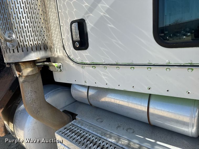 image for item EM3584 2010 Peterbilt 389 winch truck