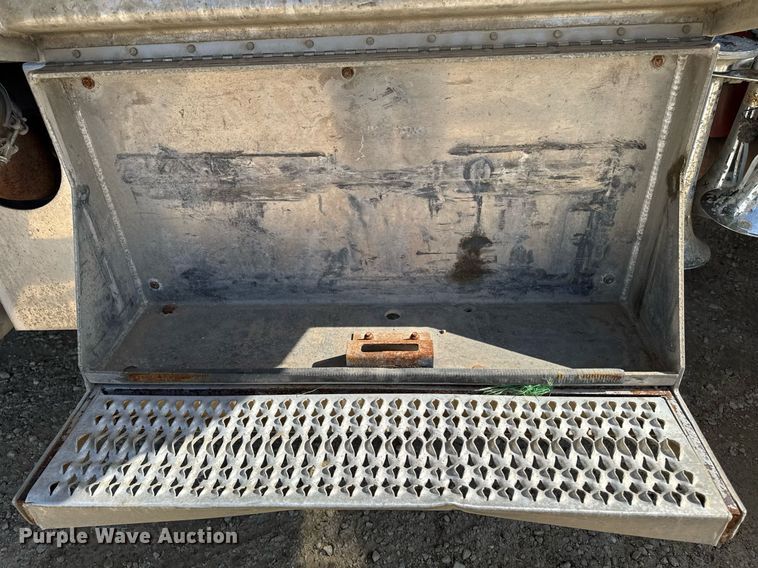 image for item EM3584 2010 Peterbilt 389 winch truck