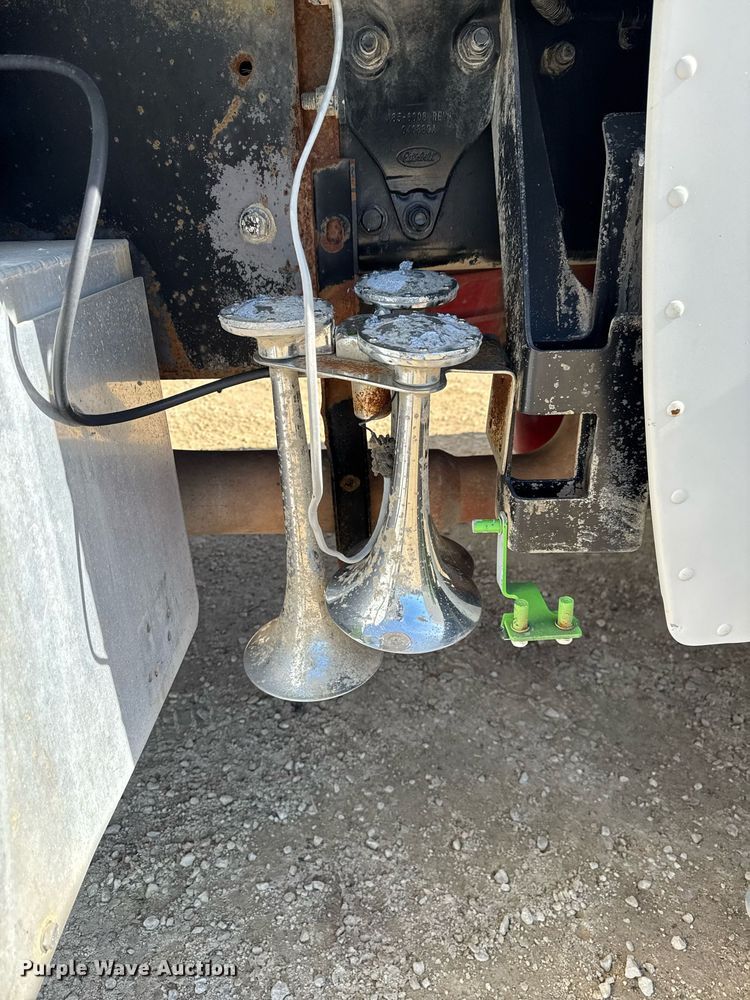 image for item EM3584 2010 Peterbilt 389 winch truck