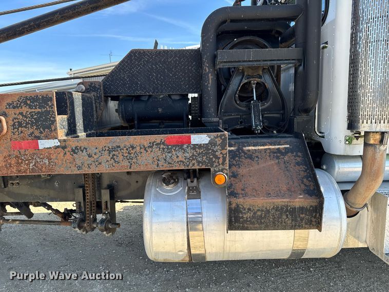 image for item EM3584 2010 Peterbilt 389 winch truck