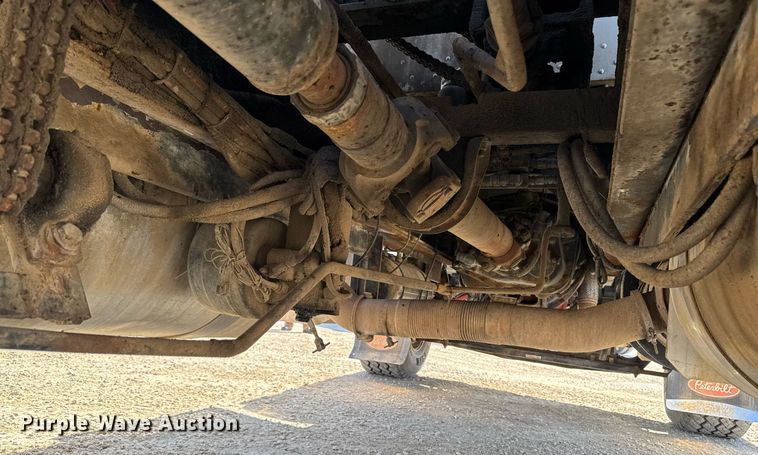 image for item EM3584 2010 Peterbilt 389 winch truck