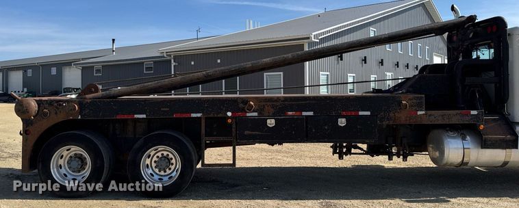 image for item EM3584 2010 Peterbilt 389 winch truck