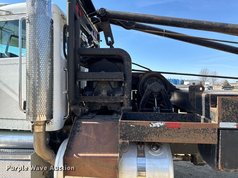 image for item EM3584 2010 Peterbilt 389 winch truck