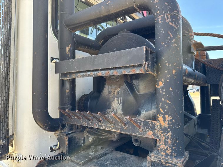 image for item EM3584 2010 Peterbilt 389 winch truck