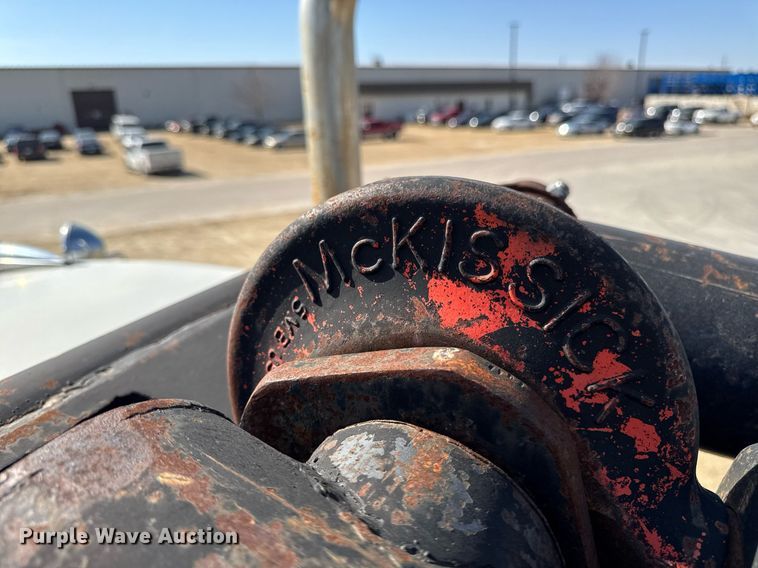 image for item EM3584 2010 Peterbilt 389 winch truck