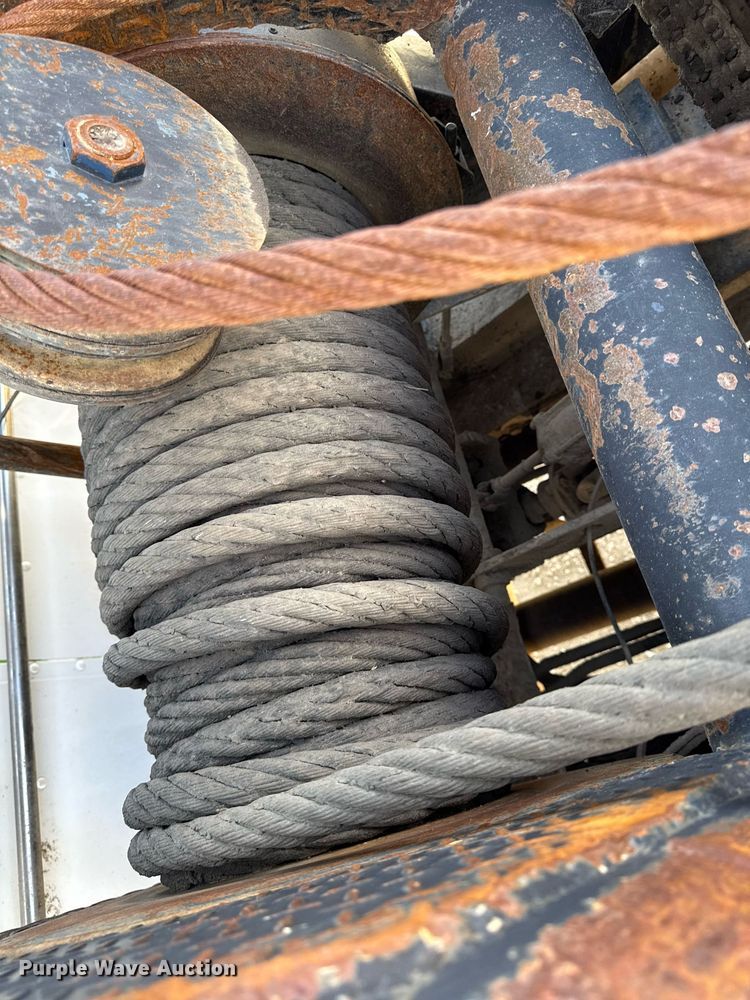 image for item EM3584 2010 Peterbilt 389 winch truck