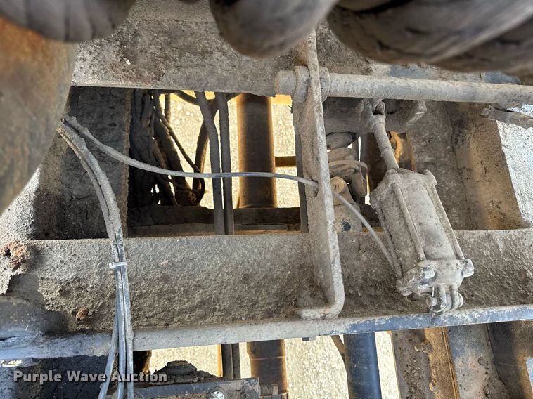 image for item EM3584 2010 Peterbilt 389 winch truck