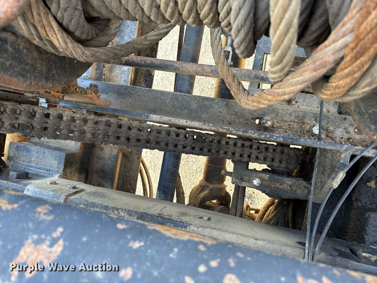 image for item EM3584 2010 Peterbilt 389 winch truck