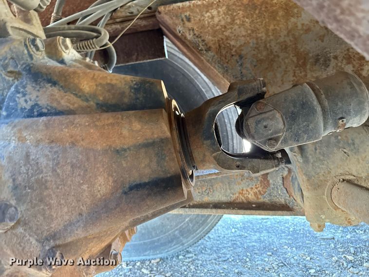 image for item EM3584 2010 Peterbilt 389 winch truck