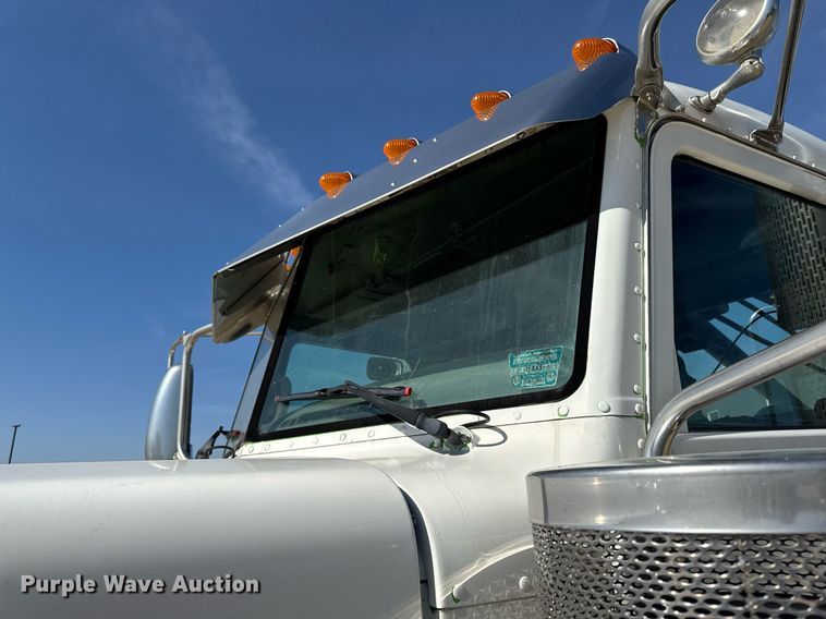 image for item EM3584 2010 Peterbilt 389 winch truck