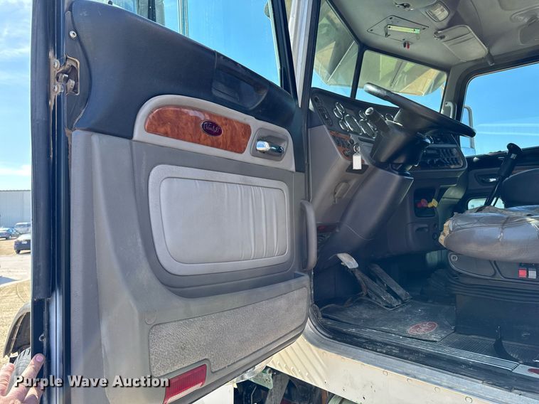 image for item EM3584 2010 Peterbilt 389 winch truck