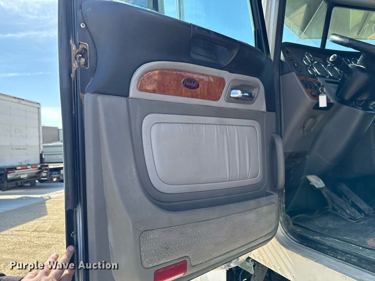 image for item EM3584 2010 Peterbilt 389 winch truck