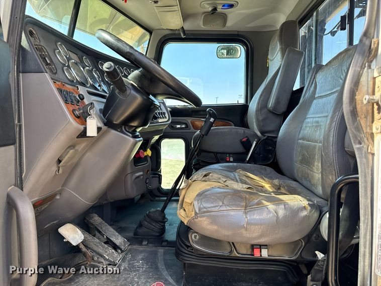 image for item EM3584 2010 Peterbilt 389 winch truck