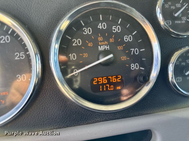 image for item EM3584 2010 Peterbilt 389 winch truck