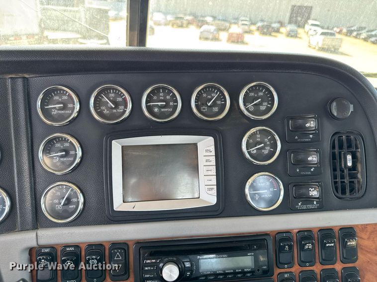 image for item EM3584 2010 Peterbilt 389 winch truck