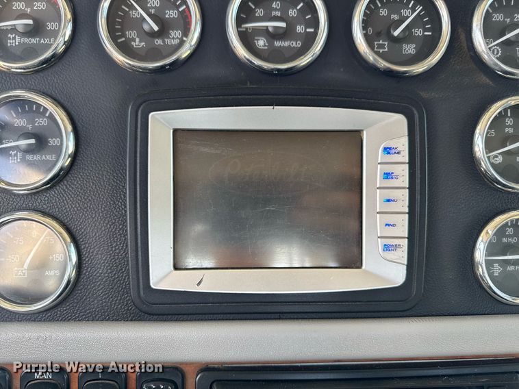 image for item EM3584 2010 Peterbilt 389 winch truck