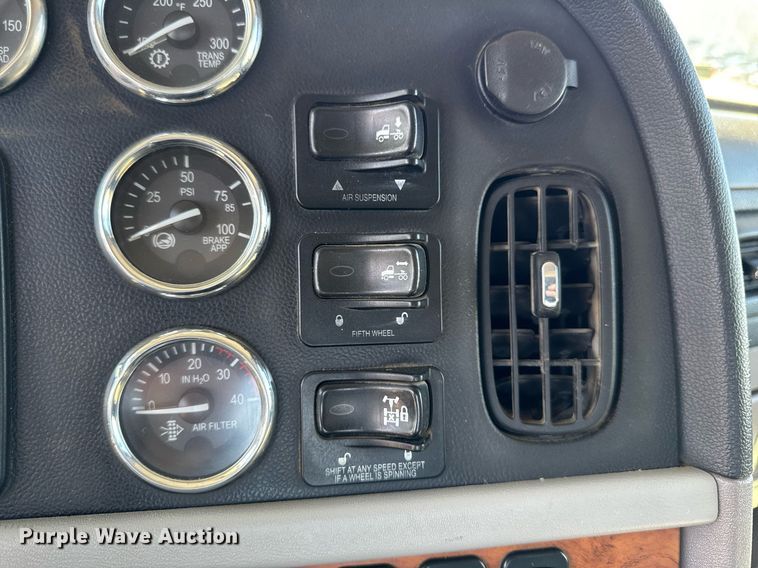 image for item EM3584 2010 Peterbilt 389 winch truck