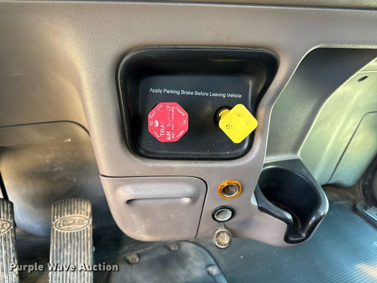 image for item EM3584 2010 Peterbilt 389 winch truck