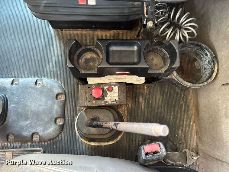 image for item EM3584 2010 Peterbilt 389 winch truck