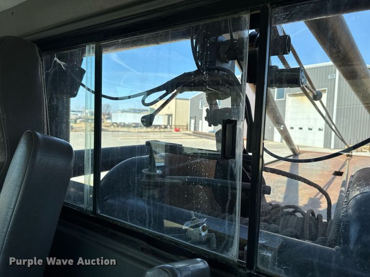 image for item EM3584 2010 Peterbilt 389 winch truck