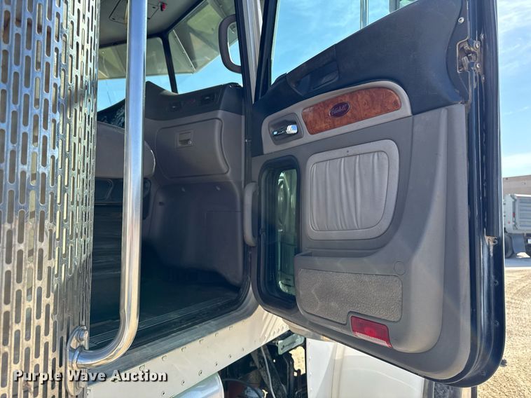 image for item EM3584 2010 Peterbilt 389 winch truck