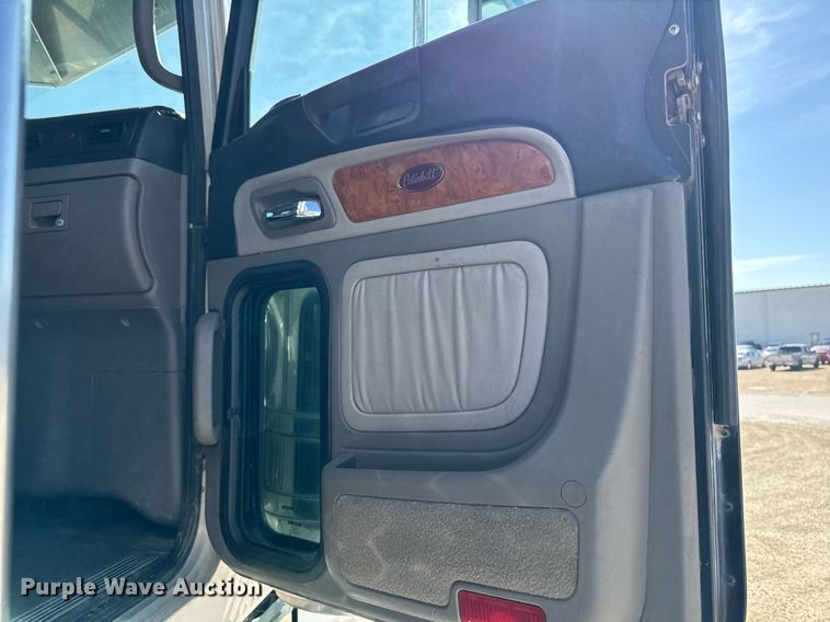 image for item EM3584 2010 Peterbilt 389 winch truck