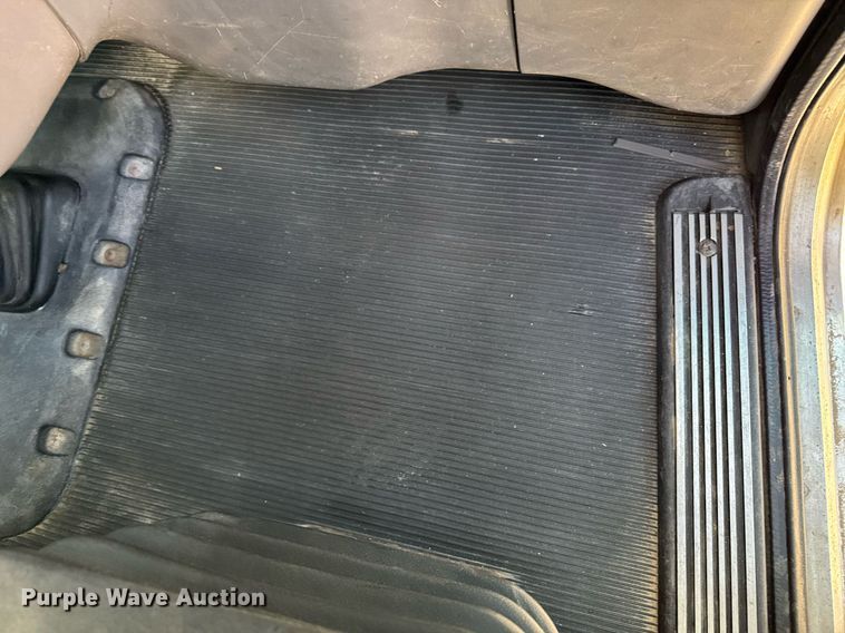 image for item EM3584 2010 Peterbilt 389 winch truck