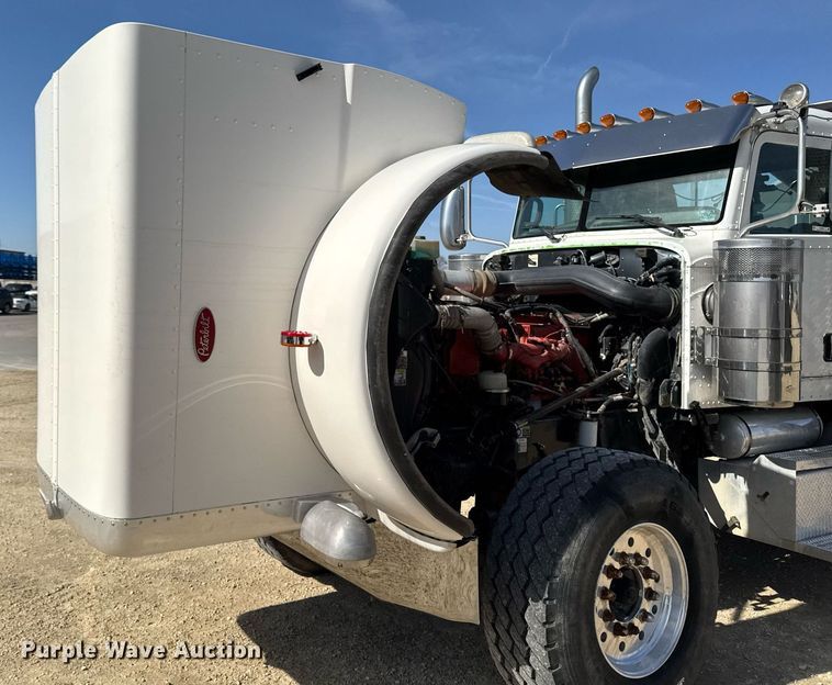 image for item EM3584 2010 Peterbilt 389 winch truck