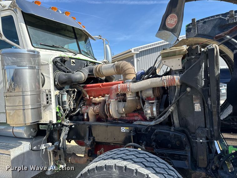 image for item EM3584 2010 Peterbilt 389 winch truck