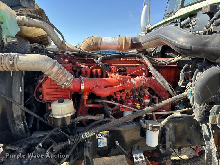 image for item EM3584 2010 Peterbilt 389 winch truck