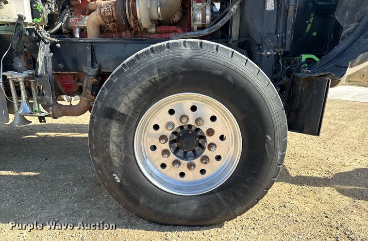 image for item EM3584 2010 Peterbilt 389 winch truck