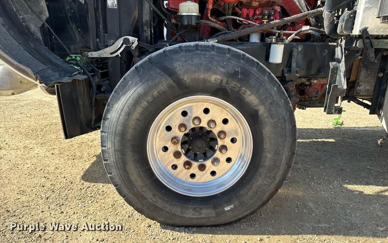 image for item EM3584 2010 Peterbilt 389 winch truck