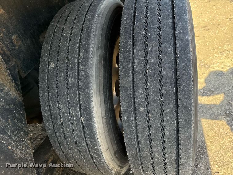 image for item EM3584 2010 Peterbilt 389 winch truck