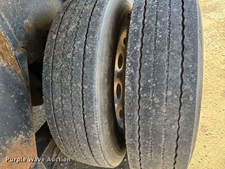 image for item EM3584 2010 Peterbilt 389 winch truck