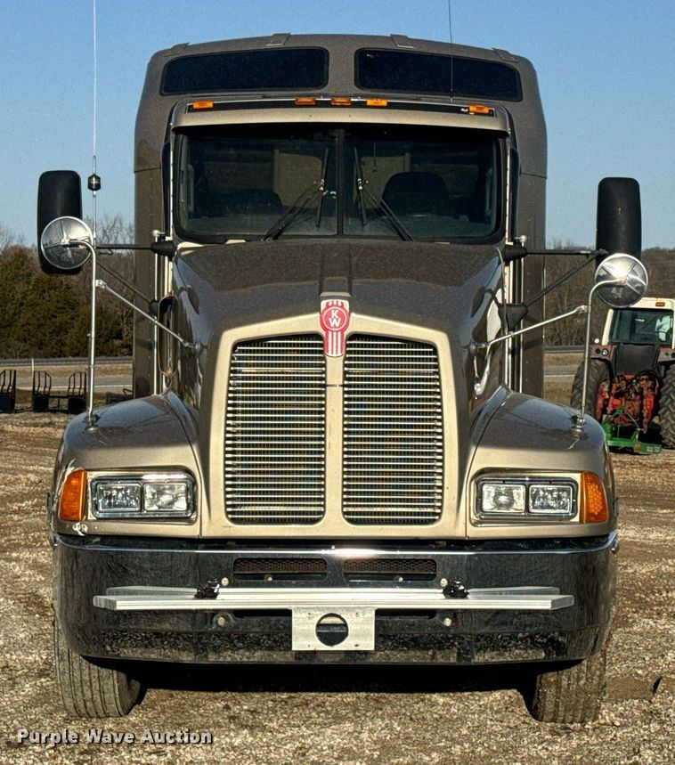 image for item EN5182 2007 Kenworth T600 semi truck