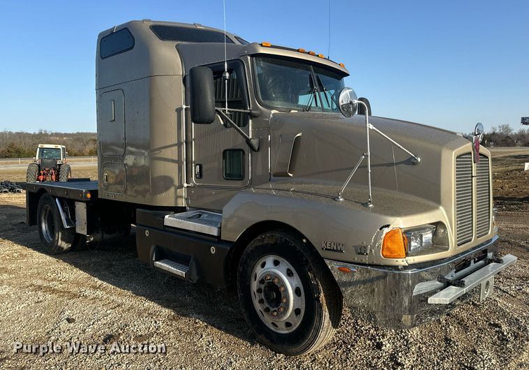 image for item EN5182 2007 Kenworth T600 semi truck