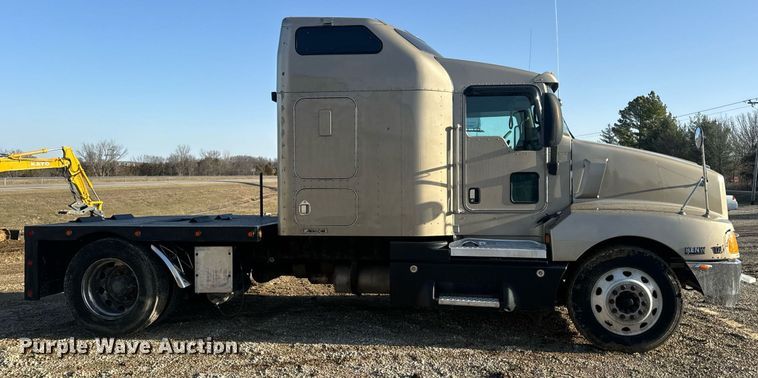 image for item EN5182 2007 Kenworth T600 semi truck