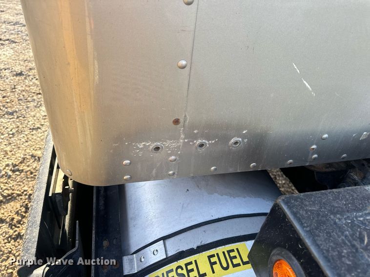 image for item EN5182 2007 Kenworth T600 semi truck