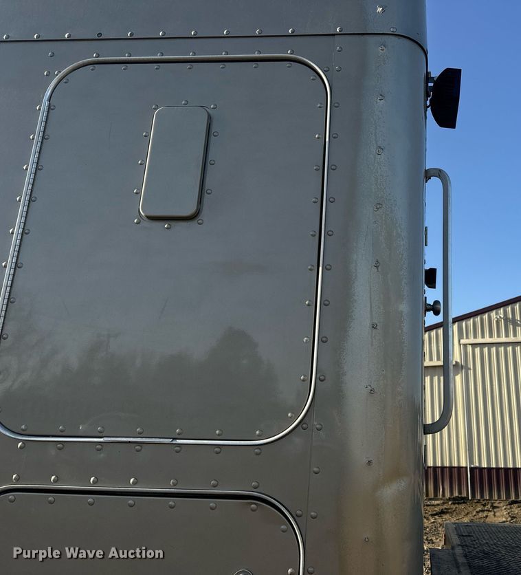 image for item EN5182 2007 Kenworth T600 semi truck