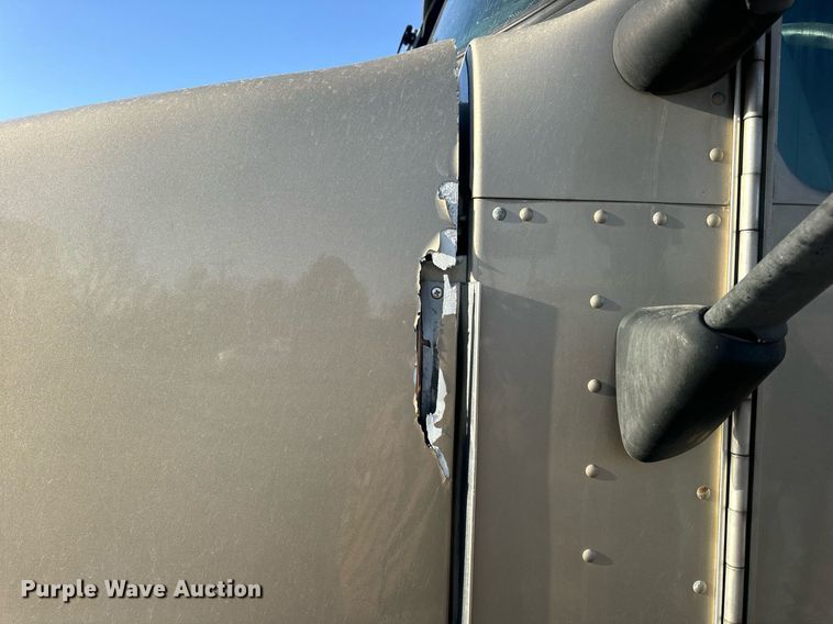 image for item EN5182 2007 Kenworth T600 semi truck