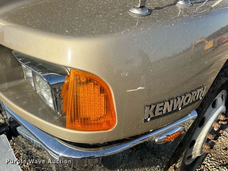 image for item EN5182 2007 Kenworth T600 semi truck