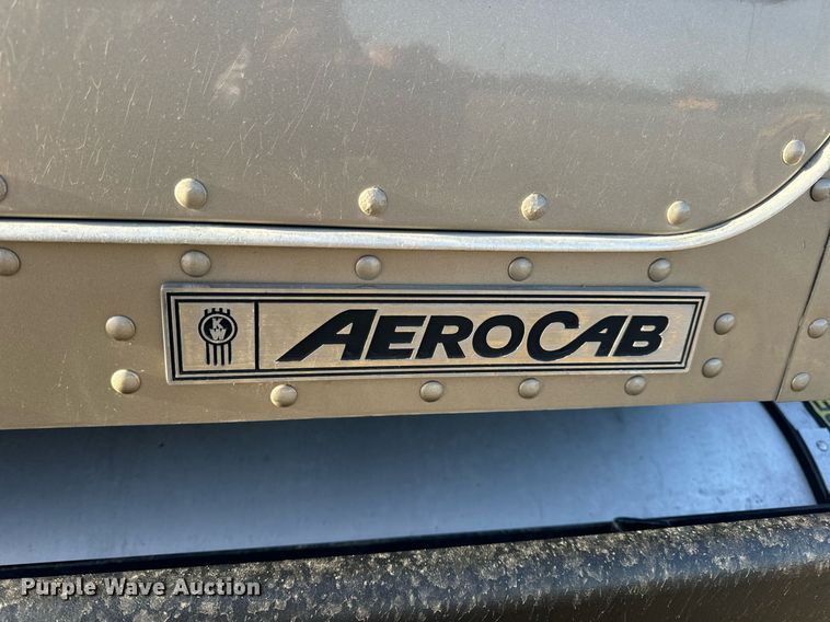 image for item EN5182 2007 Kenworth T600 semi truck