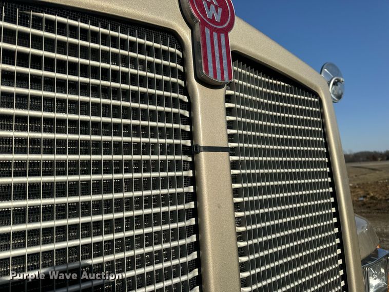 image for item EN5182 2007 Kenworth T600 semi truck