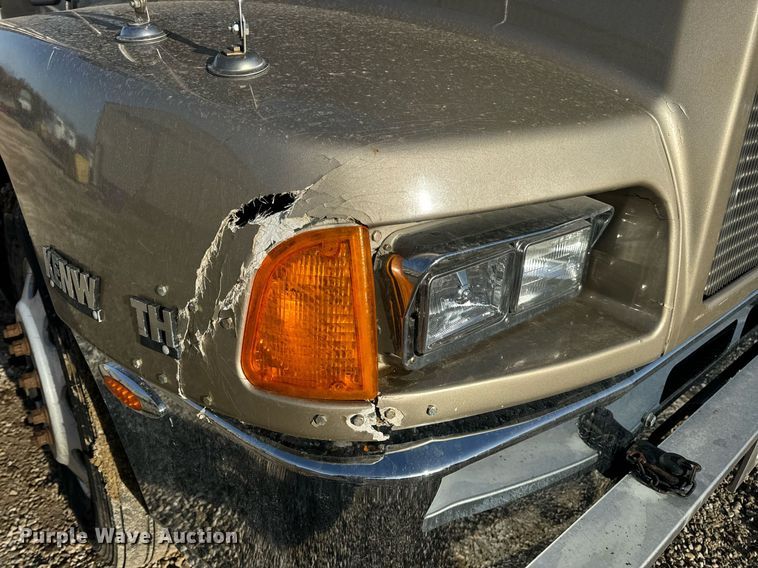 image for item EN5182 2007 Kenworth T600 semi truck