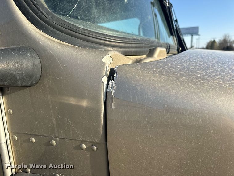 image for item EN5182 2007 Kenworth T600 semi truck