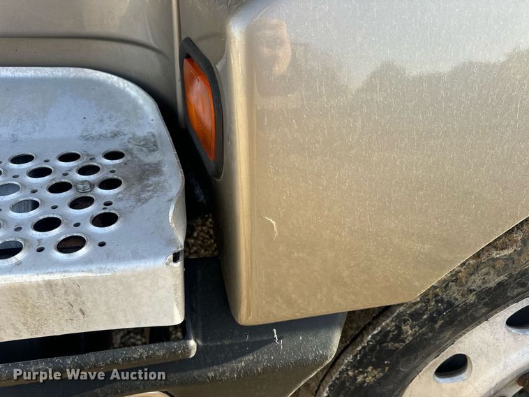 image for item EN5182 2007 Kenworth T600 semi truck