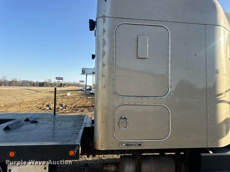 image for item EN5182 2007 Kenworth T600 semi truck