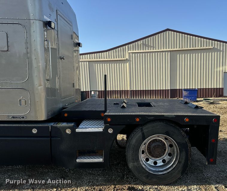 image for item EN5182 2007 Kenworth T600 semi truck