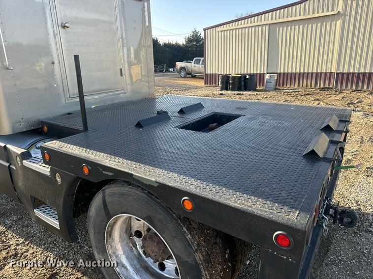 image for item EN5182 2007 Kenworth T600 semi truck