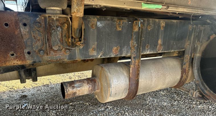 image for item EN5182 2007 Kenworth T600 semi truck